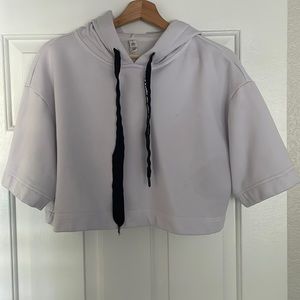 Alo yoga cropped short sleeved hoodie
